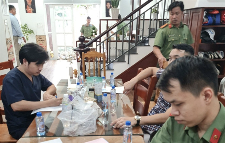 Mr Lee ngang nhiên mở niêm phong phẫu thuật nâng mũi cho khách- Ảnh 1. Mr Lee ngang nhiên mở niêm phong phẫu thuật nâng mũi cho khách- Ảnh 1.