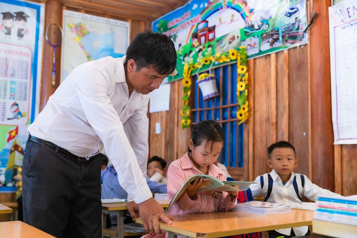 Hình ảnh xúc động của 28 thầy giáo cắm bản ở ngôi trường đặc biệt trên đỉnh Phà Cà Tủn- Ảnh 6. Hình ảnh xúc động của 28 thầy giáo cắm bản ở ngôi trường đặc biệt trên đỉnh Phà Cà Tủn- Ảnh 6.