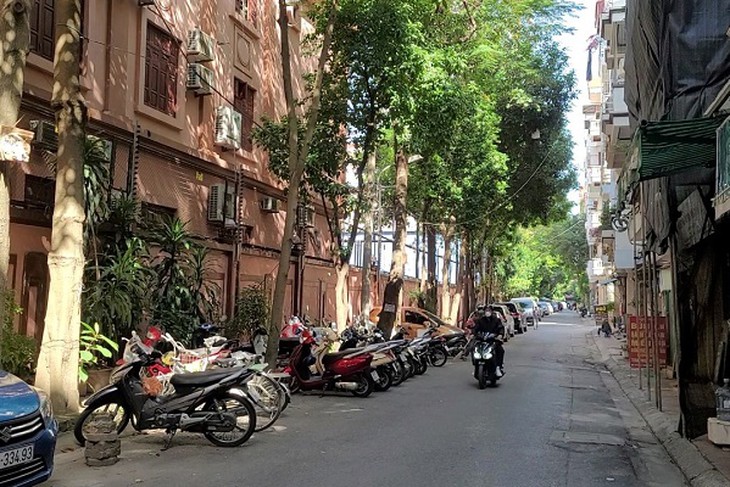 Hà Nội: Người dân 'xí phần' lòng đường giữ chỗ đỗ ô tô- Ảnh 7.