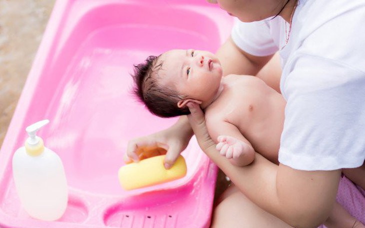 Trẻ sơ sinh có nên tắm hàng ngày không?