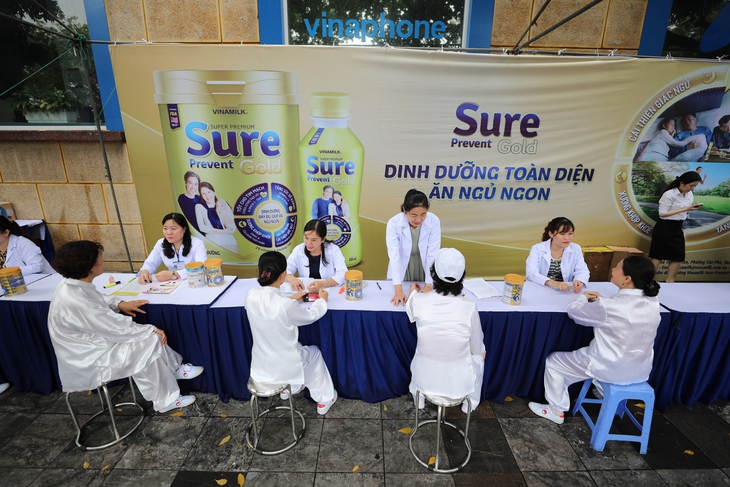 Hơn 2.000 người cao tuổi Hà Nội đồng diễn thể dục dưỡng sinh - Ảnh 2.