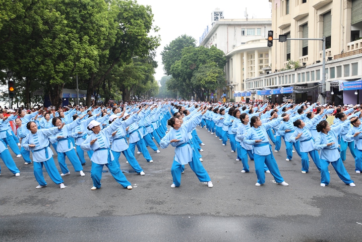 Hơn 2.000 người cao tuổi Hà Nội đồng diễn thể dục dưỡng sinh - Ảnh 4.