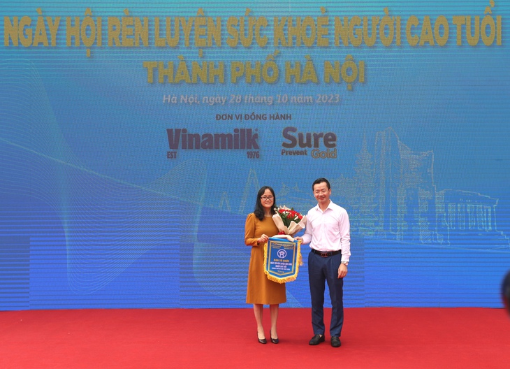 Hơn 2.000 người cao tuổi Hà Nội đồng diễn thể dục dưỡng sinh - Ảnh 5.