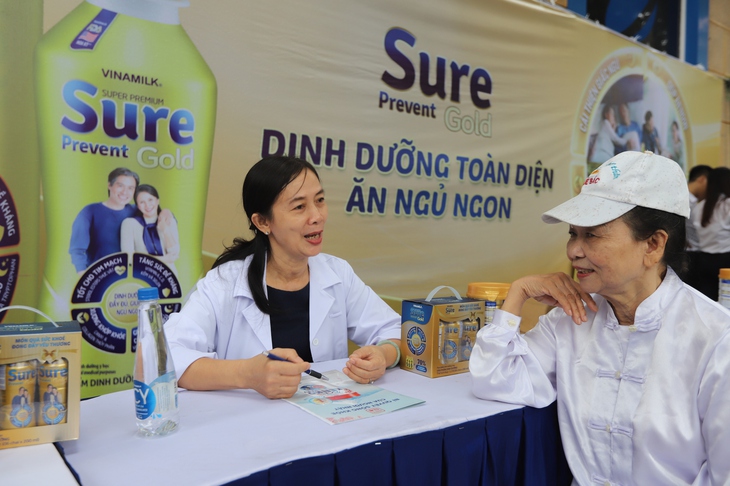 Hơn 2.000 người cao tuổi Hà Nội đồng diễn thể dục dưỡng sinh - Ảnh 6.