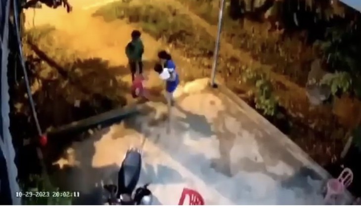 Thông tin mới nhất vụ người bố bạo hành con gái - Ảnh 1. Thông tin mới nhất vụ người bố bạo hành con gái - Ảnh 1.