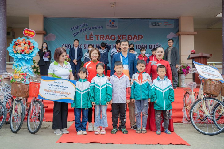 VĐV Nguyễn Thị Oanh trao xe cho học sinh nghèo tại quê hương Bắc Giang- Ảnh 1. VĐV Nguyễn Thị Oanh trao xe cho học sinh nghèo tại quê hương Bắc Giang- Ảnh 1.