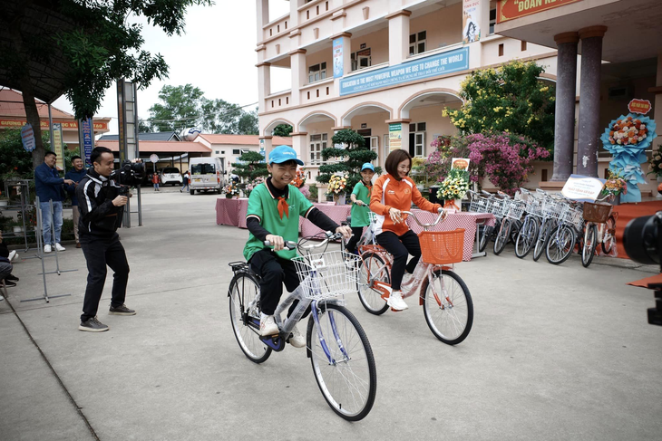VĐV Nguyễn Thị Oanh trao xe cho học sinh nghèo tại quê hương Bắc Giang- Ảnh 2. VĐV Nguyễn Thị Oanh trao xe cho học sinh nghèo tại quê hương Bắc Giang- Ảnh 2.