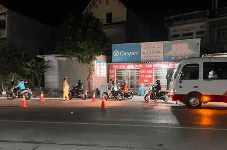 Thông chốt nồng độ cồn, tông gãy chân 1 CSGT- Ảnh 2. Thông chốt nồng độ cồn, tông gãy chân 1 CSGT- Ảnh 2.