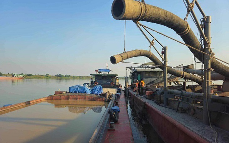 Nửa đêm mật phục bắt nhóm khai thác cát trái phép trên sông Hồng