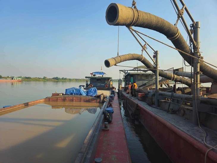 Nửa đêm mật phục bắt nhóm khai thác cát trái phép trên sông Hồng- Ảnh 1.