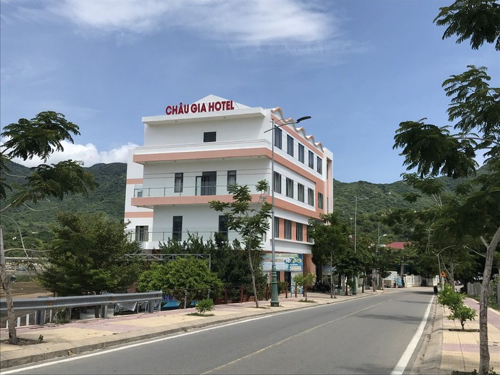 Danh thắng vịnh Vĩnh Hy tràn lan công trình sai phạm- Ảnh 2.