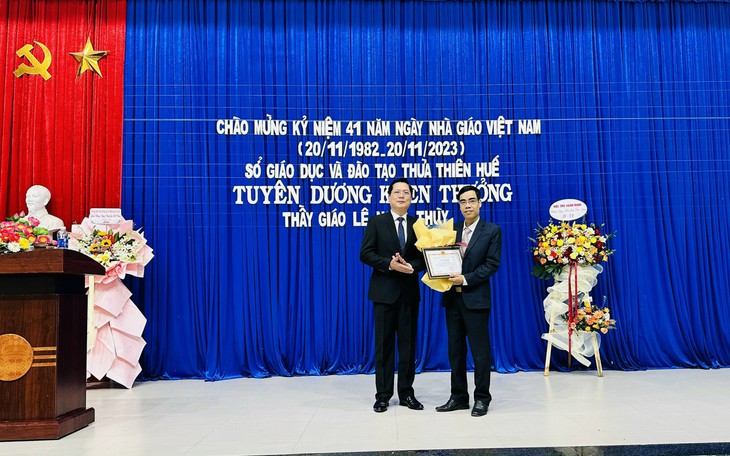 Khen thưởng thầy giáo dũng cảm cứu người trong lũ dữ- Ảnh 1.