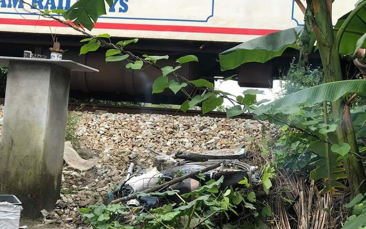 Băng qua đường sắt tại lối đi tự mở, nữ sinh tử vong thương tâm