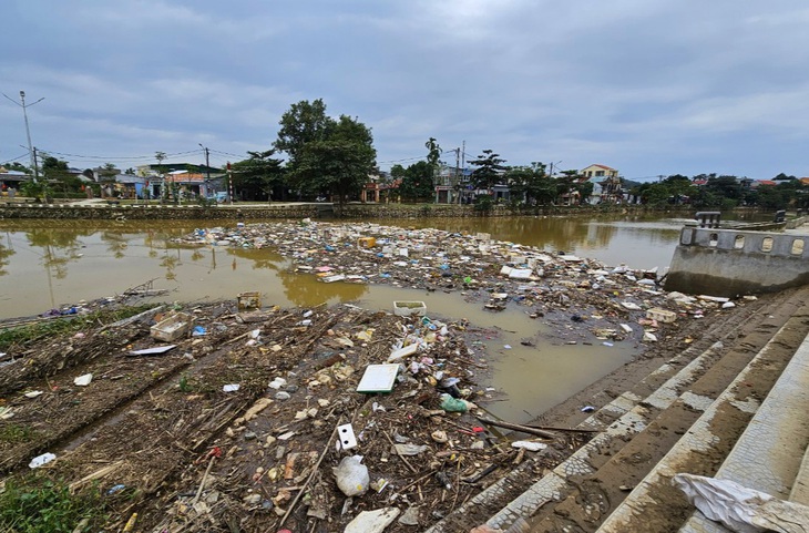 Rác 'bủa vây' sông sau lũ, công nhân tất bật thu gom- Ảnh 1.