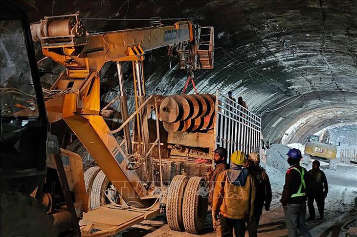 Vụ sập đường hầm ở Ấn Độ: Lực lượng cứu hộ tạo lối thoát hiểm mới- Ảnh 1.