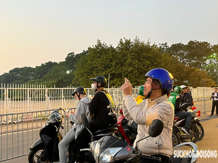 Nhiều người thích thú dừng lại cùng hòa chung bầu không khí sôi động. Nhiều người thích thú dừng lại cùng hòa chung bầu không khí sôi động.