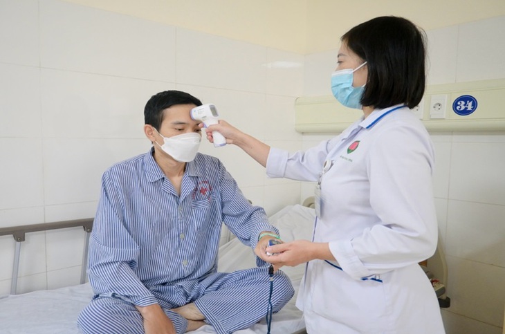 Bác sĩ cân não phẫu thuật lấy khối u phổi nặng hơn 2kg chiếm hầu hết thể tích lồng ngực, cấu trúc phức tạp- Ảnh 6. Bác sĩ cân não phẫu thuật lấy khối u phổi nặng hơn 2kg chiếm hầu hết thể tích lồng ngực, cấu trúc phức tạp- Ảnh 6.
