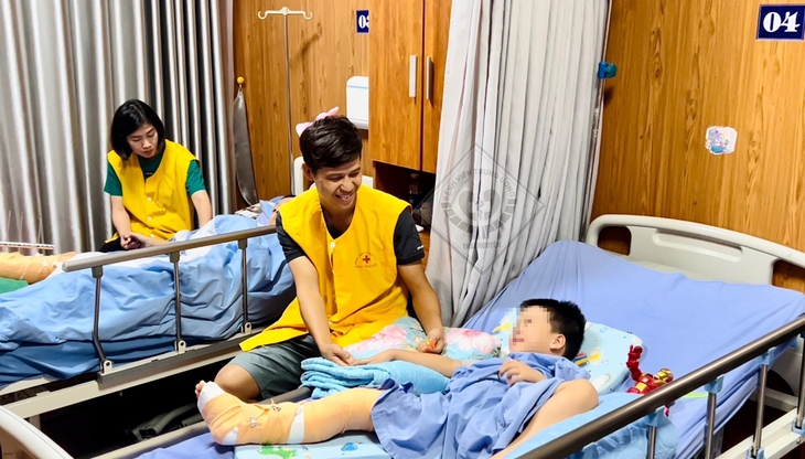 Máy cắt cỏ cứa gần đứt rời cẳng chân 2 anh em ruột- Ảnh 3. Máy cắt cỏ cứa gần đứt rời cẳng chân 2 anh em ruột- Ảnh 3.