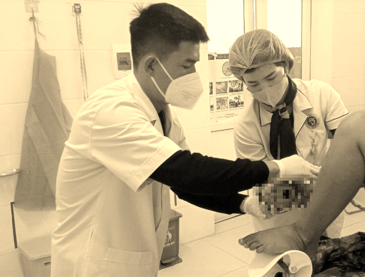 Những bông hoa y tế vùng cao và chuyện băng rừng trong đêm đi đỡ đẻ- Ảnh 4. Những bông hoa y tế vùng cao và chuyện băng rừng trong đêm đi đỡ đẻ- Ảnh 4.