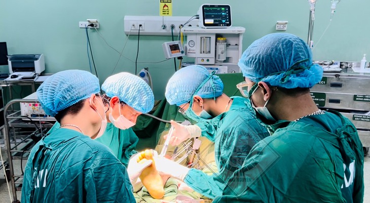 Máy cắt cỏ cứa gần đứt rời cẳng chân 2 anh em ruột- Ảnh 2. Máy cắt cỏ cứa gần đứt rời cẳng chân 2 anh em ruột- Ảnh 2.