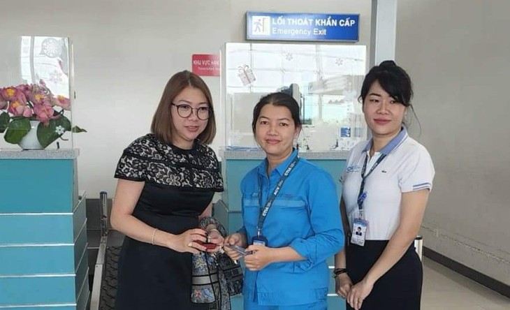 Nữ lao công trả lại viên kim cương 550 triệu đồng cho khách- Ảnh 1. Nữ lao công trả lại viên kim cương 550 triệu đồng cho khách- Ảnh 1.