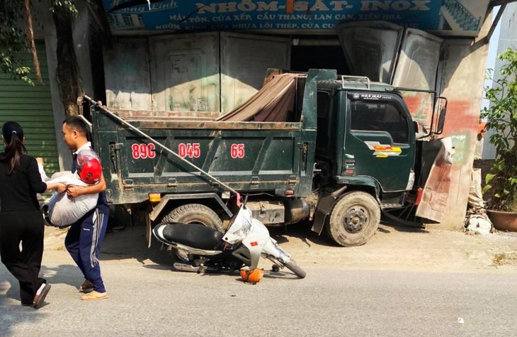 Xe tải gây tai nạn liên hoàn rồi lao vào nhà dân khiến 2 người thương vong- Ảnh 2. Xe tải gây tai nạn liên hoàn rồi lao vào nhà dân khiến 2 người thương vong- Ảnh 2.