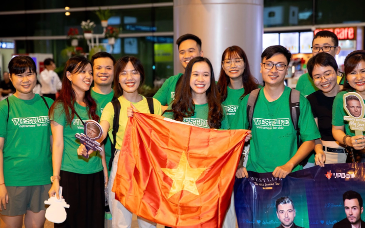 Westlife rạng rỡ khi đặt chân đến Việt Nam sau 12 năm- Ảnh 1.