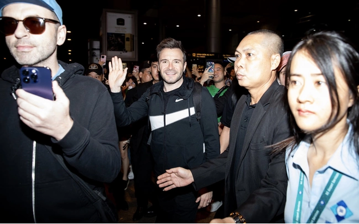 Westlife rạng rỡ khi đặt chân đến Việt Nam sau 12 năm