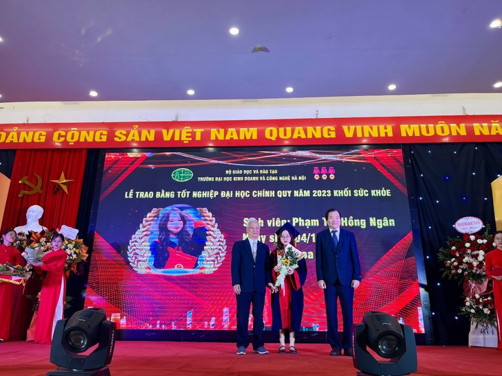 Đại học Kinh doanh và Công nghệ Hà Nội trao Bằng tốt nghiệp bác sĩ Y khoa, dược sĩ đại học và cử nhân điều dưỡng- Ảnh 2.