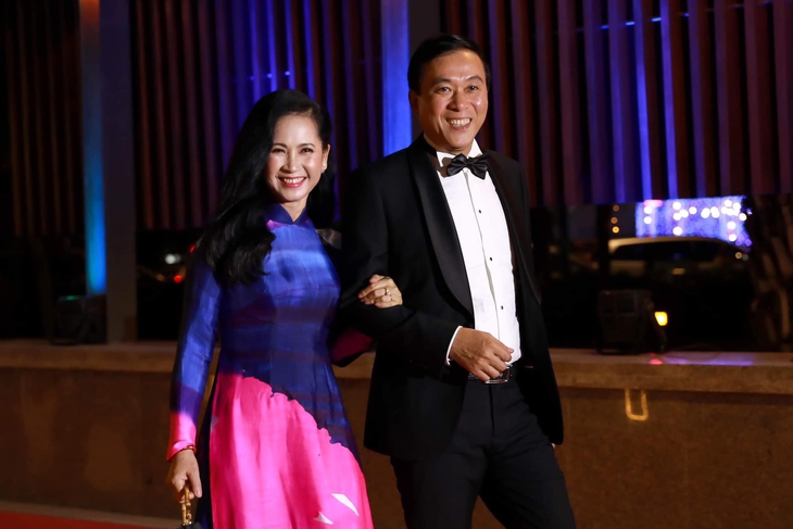 Nghệ sĩ Lan Hương 'Bông' xoa dịu ông xã Đỗ Kỷ trượt danh hiệu NSND- Ảnh 1. Nghệ sĩ Lan Hương 'Bông' xoa dịu ông xã Đỗ Kỷ trượt danh hiệu NSND- Ảnh 1.