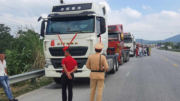 Rước dâu bằng dàn xe đầu kéo gây 'bão' mạng- Ảnh 1.
