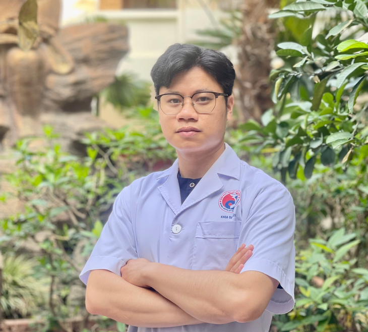 Bác sĩ chỉ cách giảm rụng tóc bằng dầu dừa tại nhà- Ảnh 1.