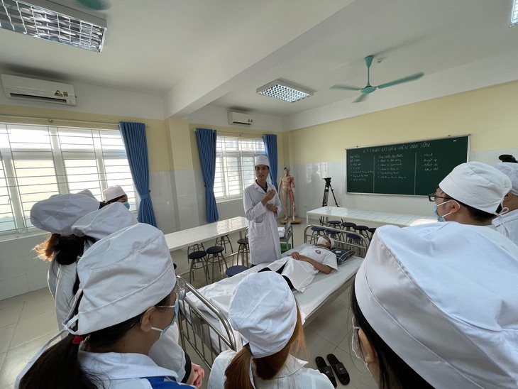 Đa dạng hóa hình thức đào tạo góp phần nâng cao số lượng và chất lượng nguồn nhân lực y tế- Ảnh 1. Đa dạng hóa hình thức đào tạo góp phần nâng cao số lượng và chất lượng nguồn nhân lực y tế- Ảnh 1.
