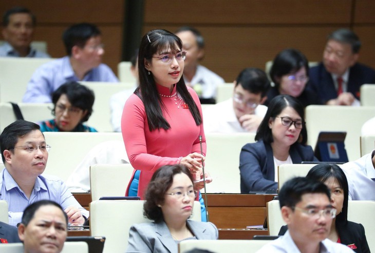 Học sinh mua thuốc lá điện tử dễ như 'ăn kẹo', ĐBQH lo lắng về sức khỏe thế hệ tương lai- Ảnh 1.