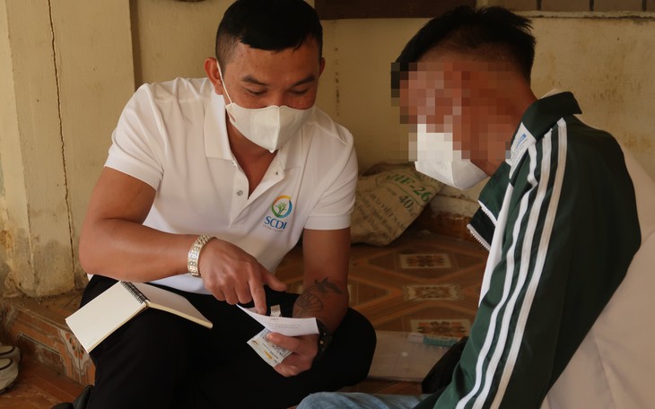 Theo chân nhóm đồng đẳng băng rừng, vượt suối giúp người nhiễm HIV ở vùng biên