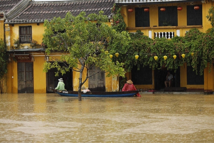 Mưa lớn ở miền Trung những ngày tới phức tạp như thế nào?- Ảnh 2. Mưa lớn ở miền Trung những ngày tới phức tạp như thế nào?- Ảnh 2.
