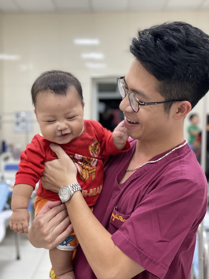 Trẻ bị dị tật bẩm sinh khe hở môi - vòm miệng cần được điều trị toàn diện- Ảnh 2.