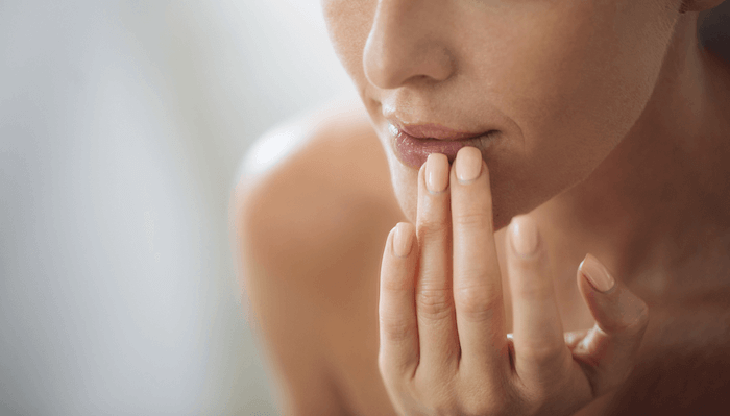 5 cách tẩy da chết ở môi tại nhà trong mùa hanh khô- Ảnh 1.