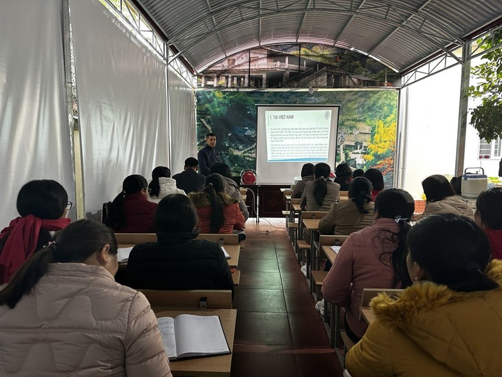 Cao Bằng: Nâng cao chuyên môn nghiệp vụ cho nhân viên y tế cơ sở đáp ứng dịch bệnh COVID-19 trong tình hình mới
- Ảnh 1.