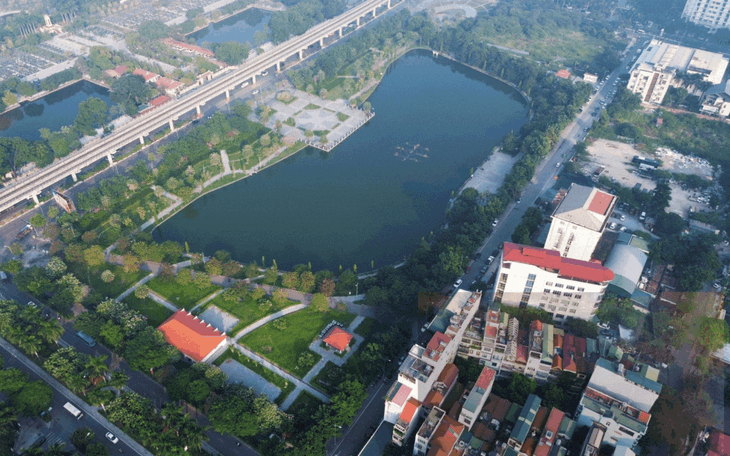 Công viên hồ điều hòa gần 1.000 tỷ "tắt đèn" mỗi tối, cỏ mọc um tùm, xuống cấp nghiêm trọng