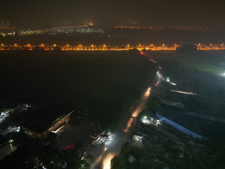 Người dân vừa đi vừa mò đường ở tuyến phố không đèn- Ảnh 2.