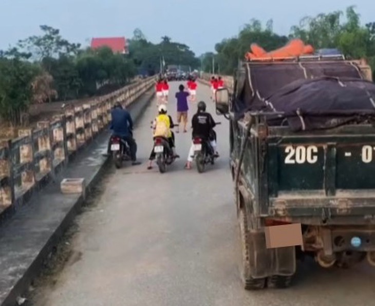 Xác minh video nhóm người nhảy múa giữa cầu khiến hàng chục phương tiện xếp hàng chờ- Ảnh 2. Xác minh video nhóm người nhảy múa giữa cầu khiến hàng chục phương tiện xếp hàng chờ- Ảnh 2.