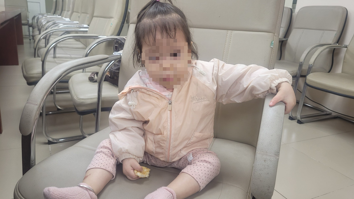 Hơn 24 triệu đồng đến với bé gái 2 tuổi chưa biết nói, biết đi vì bệnh nặng- Ảnh 1. Hơn 24 triệu đồng đến với bé gái 2 tuổi chưa biết nói, biết đi vì bệnh nặng- Ảnh 1.