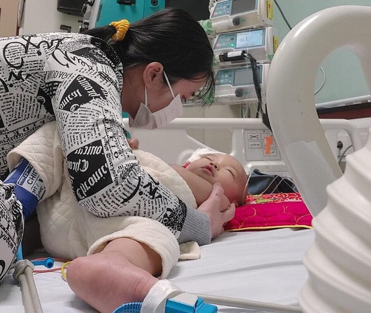 Sự sống mong manh của bé trai với căn bệnh suy giảm miễn dịch cần sự cứu giúp- Ảnh 2.