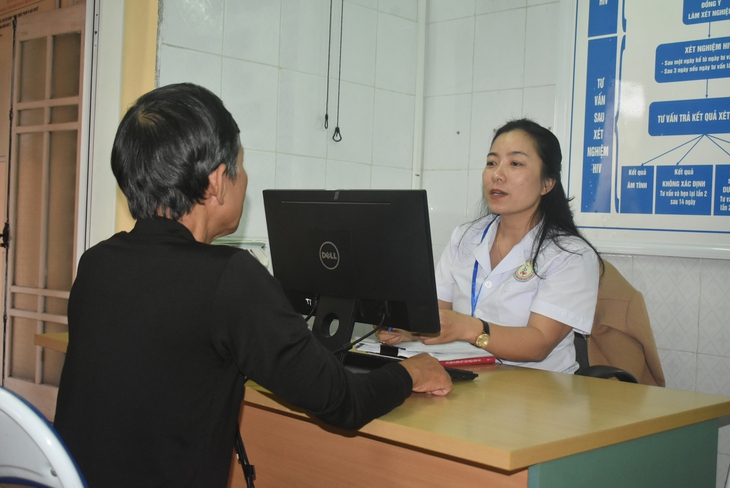 Người sẻ chia khủng hoảng, buồn vui cùng bệnh nhân HIV- Ảnh 1.