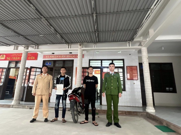 Xử lý nam thanh niên bốc đầu xe mô tô để khoe 'chiến tích'- Ảnh 2.