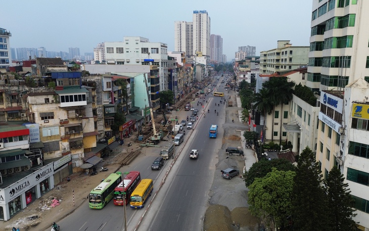 Phố xá thi công nham nhở, người dân phải "bắc cầu sang... đường"