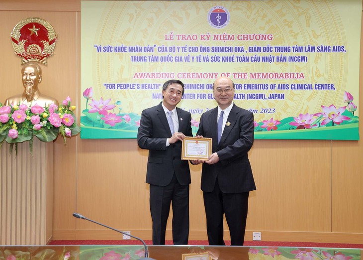 Bộ Y tế trao kỷ niệm chương 'Vì sức khỏe nhân dân' cho GS. Oka Shinich của Nhật Bản
- Ảnh 1. Bộ Y tế trao kỷ niệm chương 'Vì sức khỏe nhân dân' cho GS. Oka Shinich của Nhật Bản
- Ảnh 1.