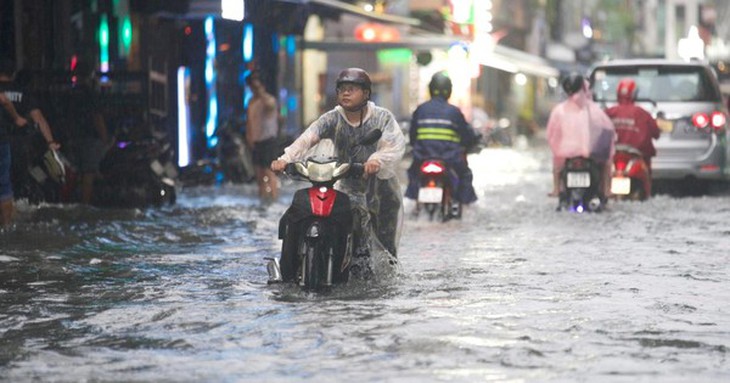 Miền Trung bước vào đợt mưa lớn, tâm mưa từ Thừa Thiên Huế đến Bình Định- Ảnh 2.