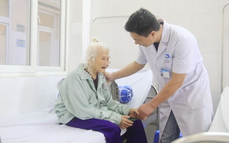 Thay khớp háng nhân tạo cho cụ bà 103 tuổi ở Quảng Ninh